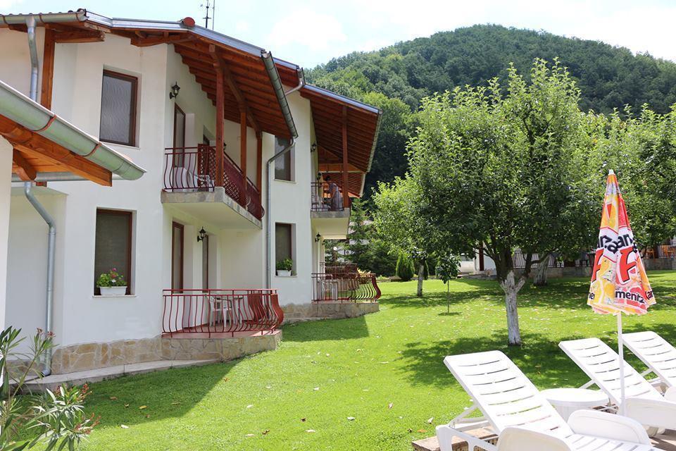 By The River Hotel Complex Balkanets  Екстер'єр фото